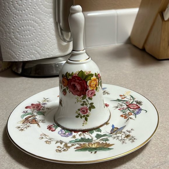 VTG fine Bone China cottage  Rose Bell with matching plate holder . - Picture 1 of 6